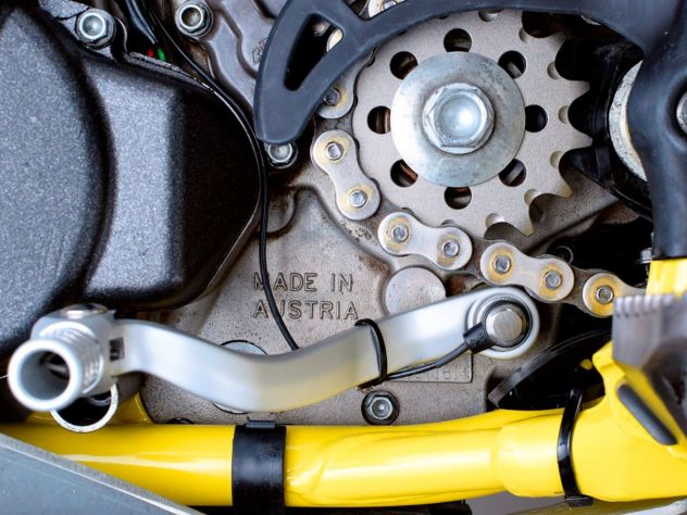 Detalle conector Plug & Play Healtech arnés bobinas Yamaha XSR 700