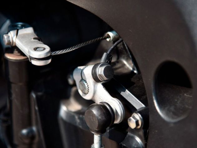 Shifter Healtech iQSE-W1 montado protegido Yamaha XSR 700 lateral motor