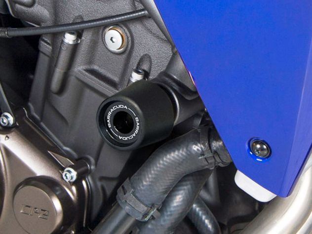 Vista lateral tampones Barracuda instalados en chasis Yamaha MT-07 protección radiador