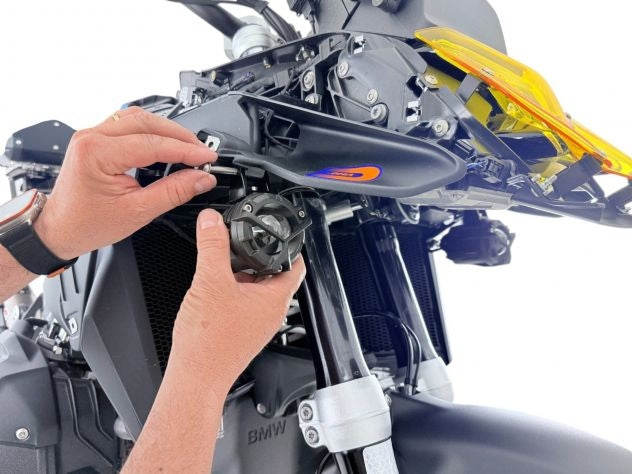 Faros LED WRS 30W encendidos mostrando haz de luz 6000K en BMW R 1300 GS