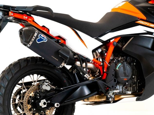 Escape Termignoni titanio negro montado en KTM 890 Adventure con fondello de carbono