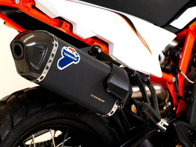 Detalle camisa de titanio negro tratado térmicamente Termignoni para KTM 890 Adventure