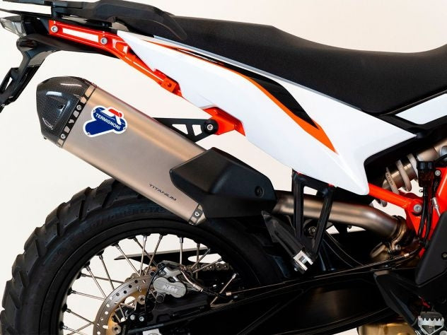Logo Termignoni grabado en terminal titanio escape KTM Adventure