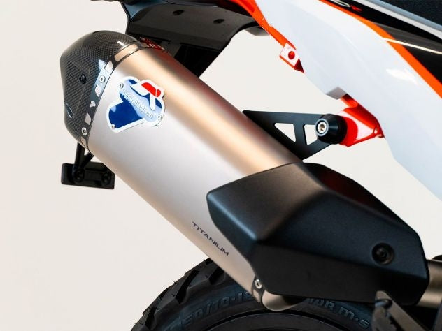 Tapa trasera fibra de carbono escape Termignoni KTM 890 detalle