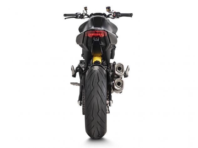 Detalle terminal doble pared titanio Akrapovic para Monster 937 homologado Euro 5