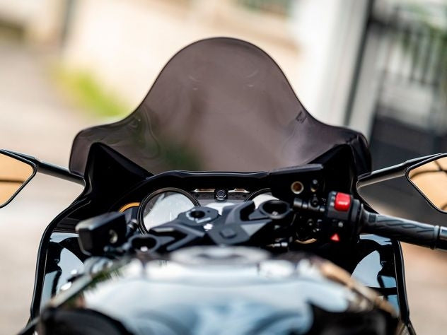 Detalle grosor 3mm y color ahumado racing WRS para reducir reflejos solares en ruta