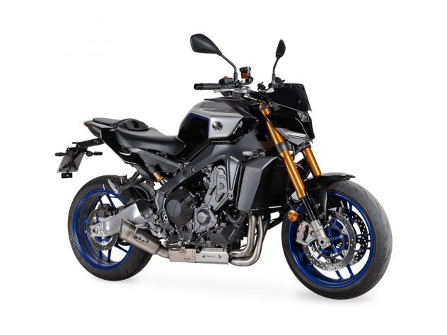 Detalle silenciador Grid-O en titanio aeroespacial con acabado Moto2 para Yamaha MT-09 2024-2026