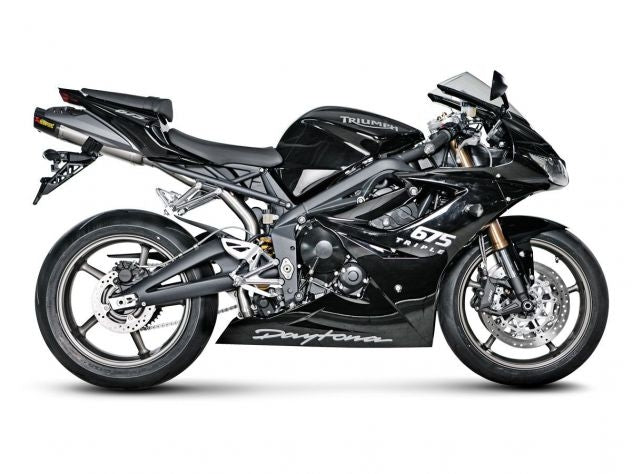 Terminal Akrapovic homologado instalado en Triumph Daytona 675 vista lateral