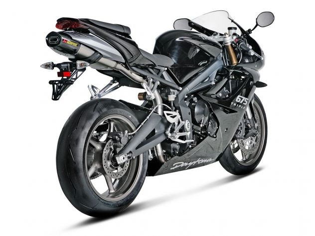 Detalle construcción titanio aeroespacial y acabado fibra de carbono Akrapovic Daytona 675