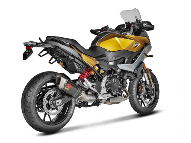 Terminal racing Akrapovic montado en BMW F 900 XR vista lateral
