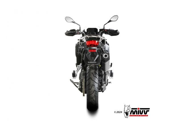 Detalle salida hexagonal escape Mivv Speed Edge con banda carbono BMW F 900 GS