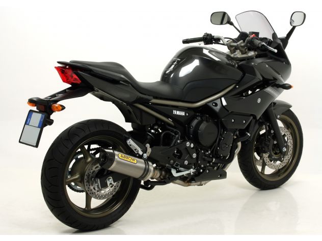 Vista lateral cuerpo titanio escape Arrow homologado Yamaha XJ6