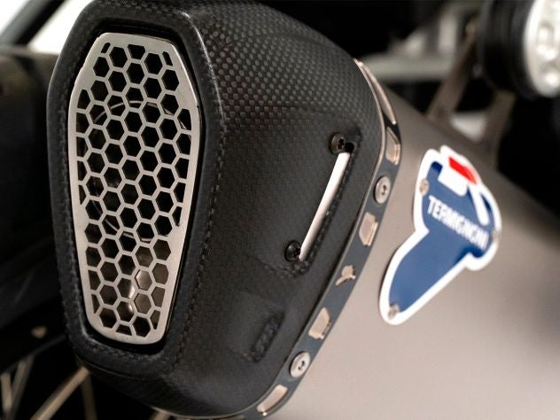 Detalle tapa carbono fondo escape Termignoni BMW R 1300 GS Adventure
