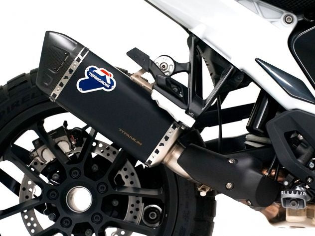 Sistema escape Termignoni instalado en BMW R 1300 GS Adventure con maletas laterales originales