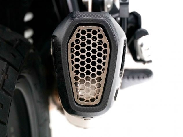 Escape Termignoni titanio negro montado en BMW R 1300 GS Adventure 2024 vista lateral derecha