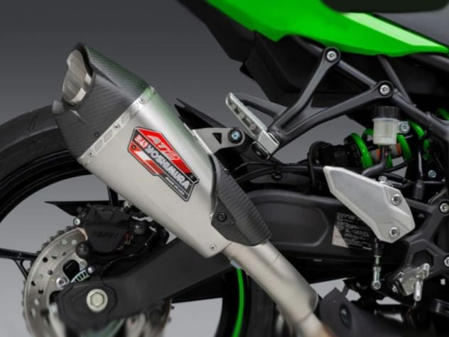 Escape Yoshimura AT2 Race acero montado en Kawasaki ZX-4RR lateral derecho