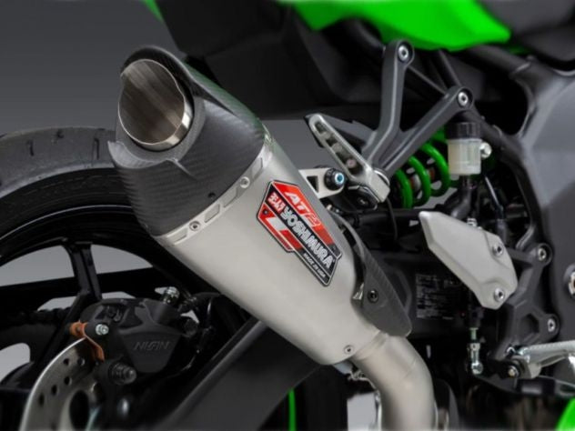 Tapa final fibra de carbono mate Yoshimura AT2 detalle acabado premium