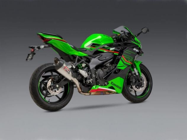 Sistema slip-on Yoshimura AT2 para ZX-4RR vista conjunto completo