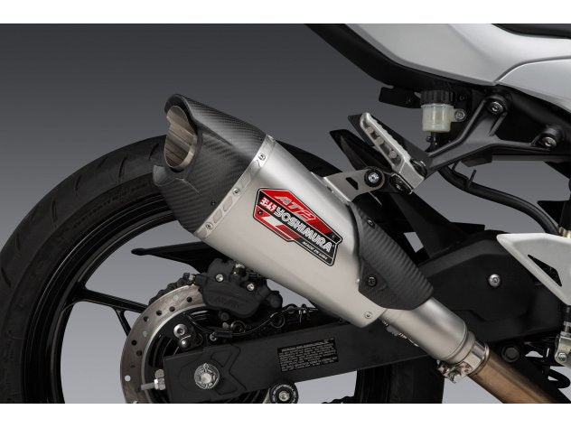 Detalle protector de talón fibra de carbono escape AT2 Yoshimura Ninja 400