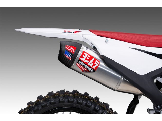 Detalle tapa final fibra de carbono mate Yoshimura RS-12 YZ450F 2026