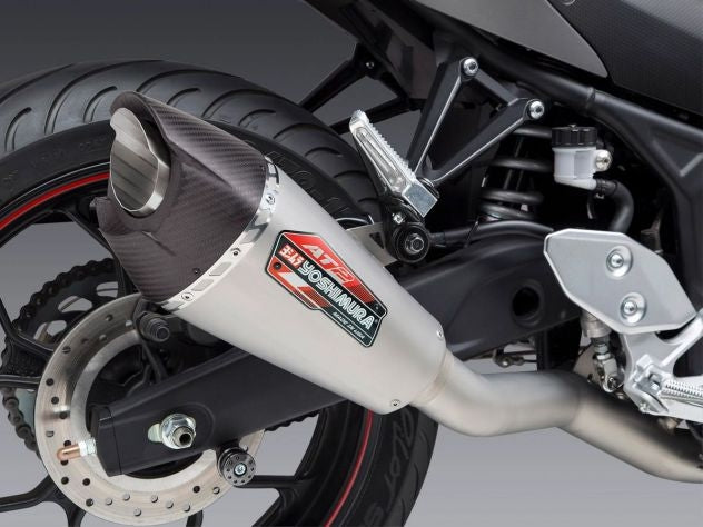 Escape completo Yoshimura AT2 Racing montado en Yamaha R3 con tapa fibra carbono mate