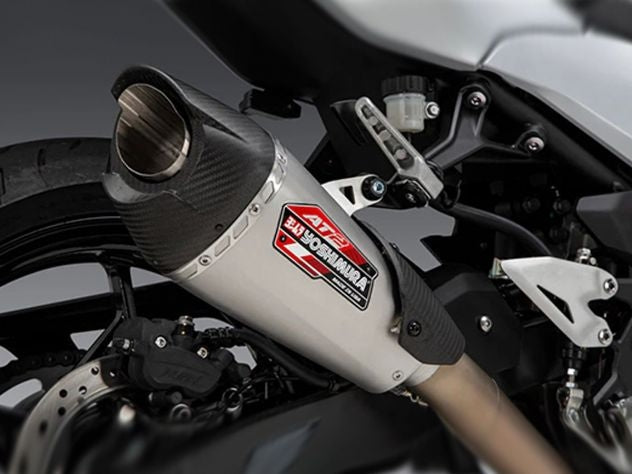 Escape completo Yoshimura AT2 Race montado en Kawasaki Ninja 500 2024