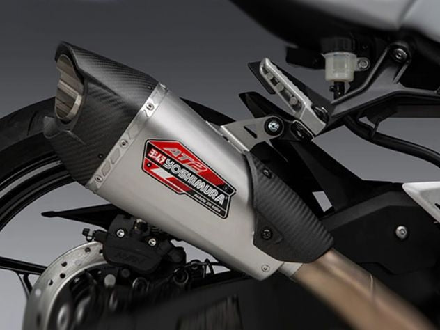 Silenciador Yoshimura AT2 Race Series con acabado característico de competición