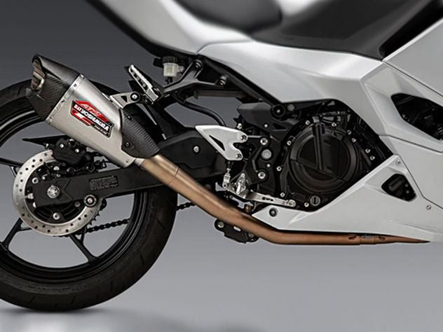 Detalle guarda térmica de fibra de carbono Yoshimura AT2 Ninja 500