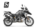 Detalle tapa de fibra de carbono y acabado negro mate escape Akrapovic R1250GS