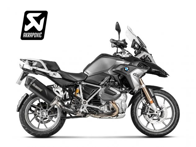 Detalle tapa de fibra de carbono y acabado negro mate escape Akrapovic R1250GS