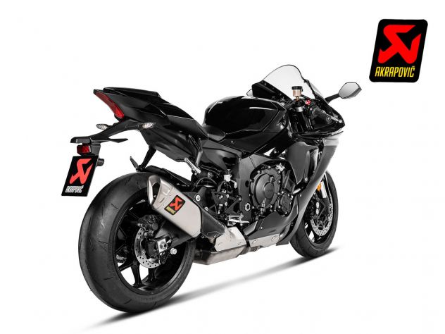 Vista lateral escape Akrapovic Slip-On diseño cónico racing Yamaha R1M