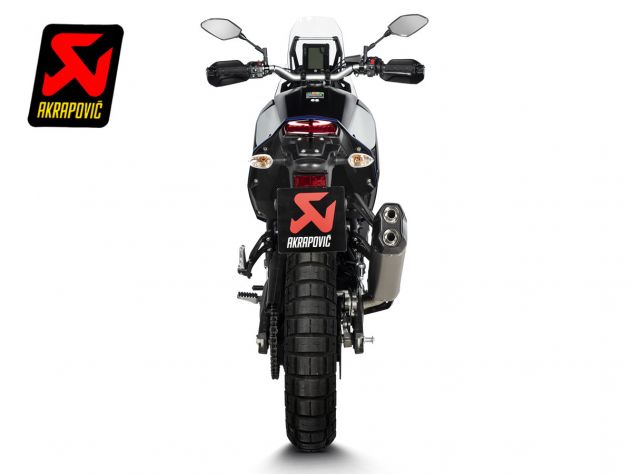 Escape slip-on Akrapovic titanio carbono Yamaha Ténéré 700 2021-2026 montado