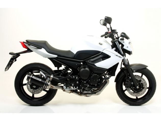 Terminal slip-on Arrow con tapa de fibra de carbono montado en Yamaha XJ6