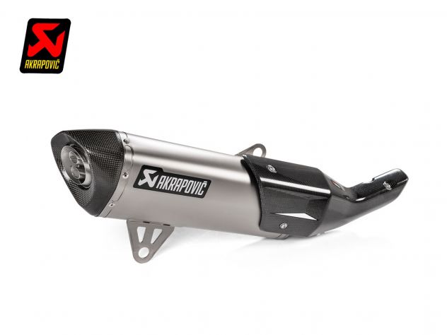 Terminal Slip-On Akrapovic titanio carbono BMW C 400 X GT montado lateral derecho