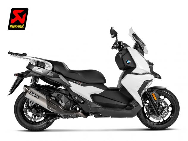 Detalle capuchón fibra de carbono y aleación titanio escape Akrapovic C 400