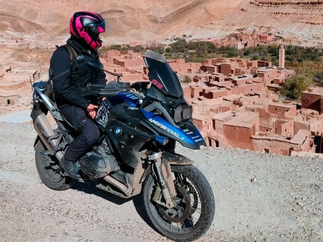 Escape Spark Fighter Evo BMW R 1200 GS Adventure vista trasera con logo grabado