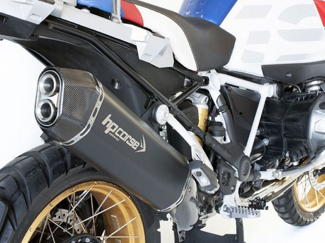Escape HP Corse SPS Carbon montado en BMW R 1250 GS Adventure con acabado carbono negro