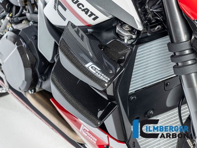 Tapa radiador derecha carbono pulido Ilmberger montada en Ducati Streetfighter V2