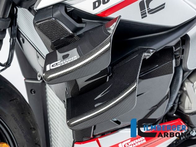 Detalle tejido carbono autoclave acabado pulido tapa radiador Ilmberger Streetfighter V2