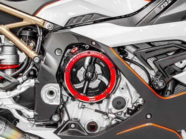 Detalle mecanizado CNC ergal 7075 tapa presión Ducabike para BMW S1000XR anodizado dorado