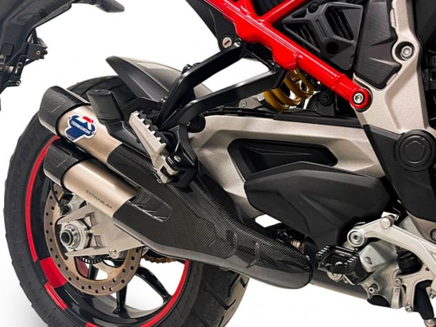 Detalle construcción titanio aeroespacial y carcasa carbono escape Termignoni Multistrada V4 con logo racing