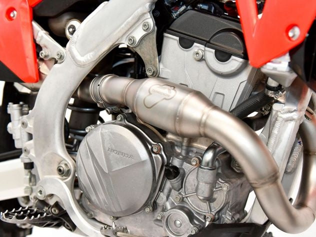 Detalle construcción titanio escape Termignoni CRF 250 con logo termo-adherido