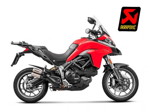 Detalle tapas fibra de carbono terminal Akrapovic Multistrada 950