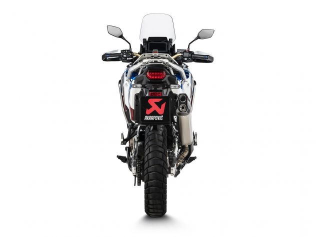 Detalle tapas carbono Akrapovic escape Slip-On Honda CRF 1100 L Adventure