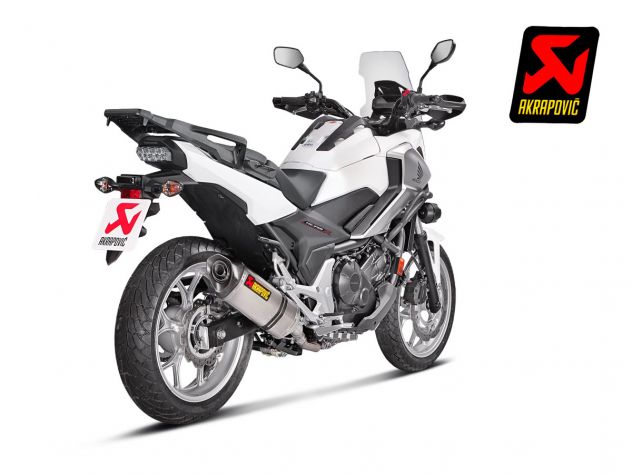 Detalle tapa final carbono escape Akrapovic Honda NC 750 NC 700