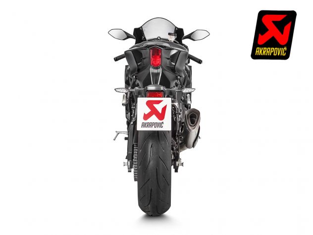 Escape deportivo Akrapovic titanio R6 detalle construcción y acabado carbono
