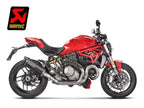 Detalle tapa fibra de carbono Akrapovic terminal titanio negro Monster 821