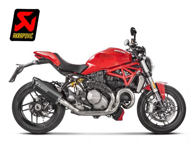 Detalle tapa fibra de carbono Akrapovic terminal titanio negro Monster 821