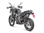Detalle tapa de fibra de carbono Akrapovic original en escape BMW F800GS