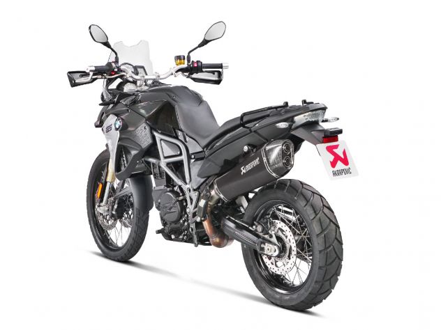 Detalle tapa de fibra de carbono Akrapovic original en escape BMW F800GS